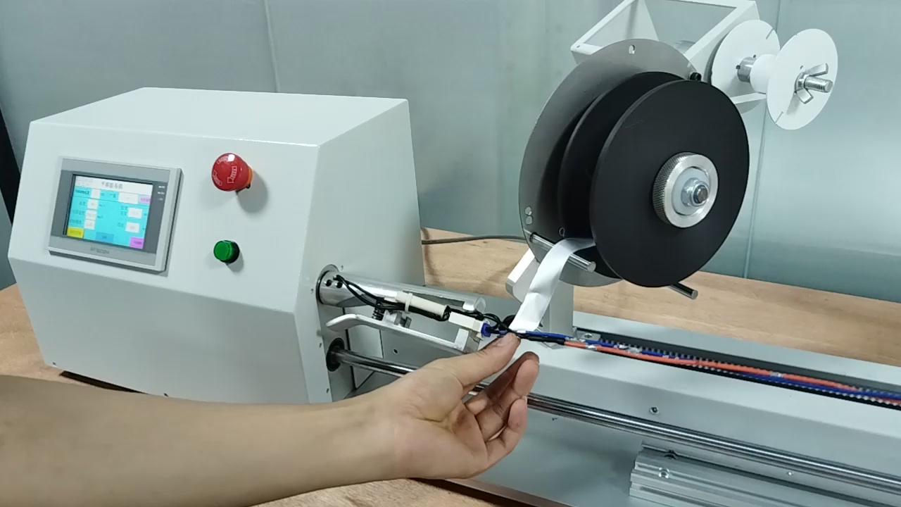 Effektiv aluminiumsfolie-indpakningsmaskine med papirudløsning og automatisk papirindsamling