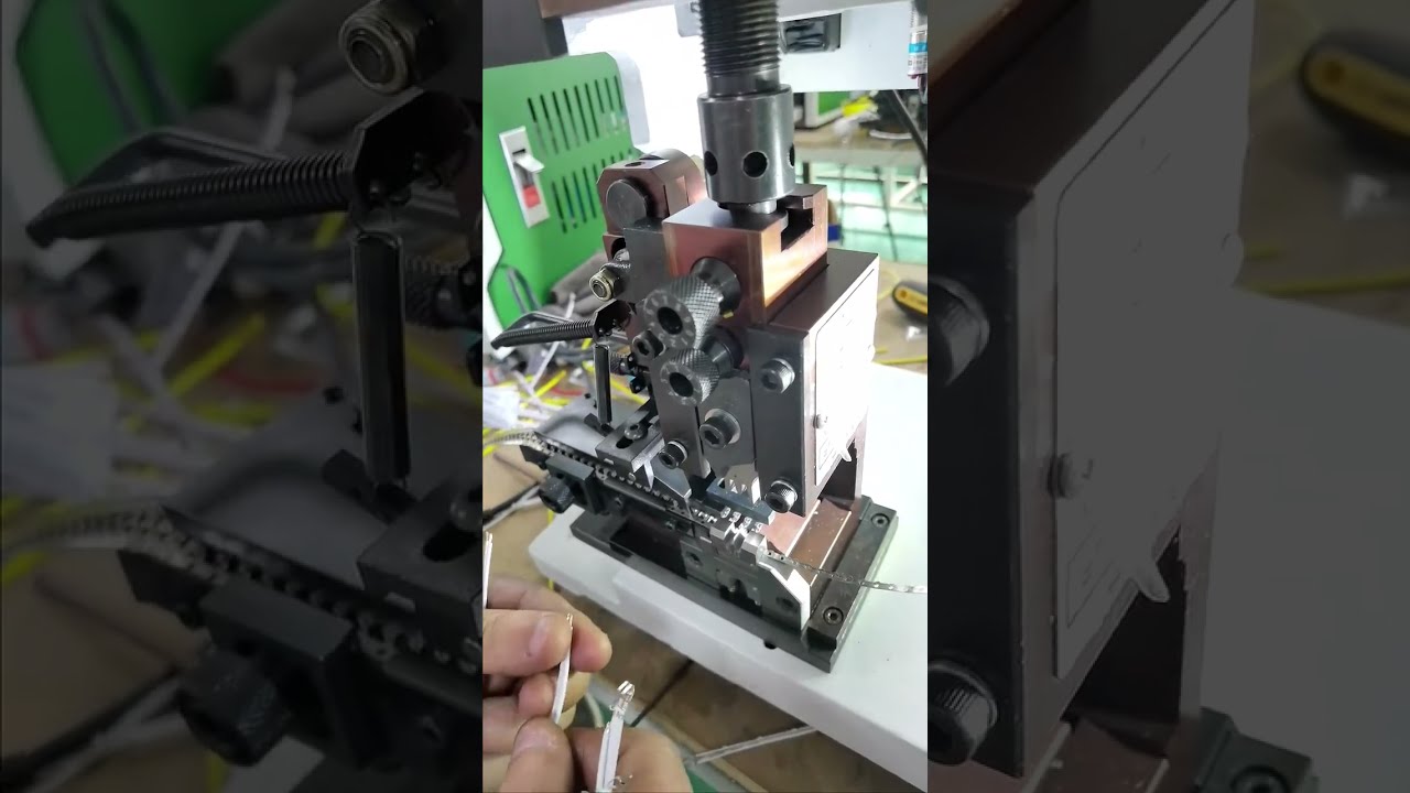 Automatisk ledningsbehandling: Klip, afisolér og brug direkte i #fabrik