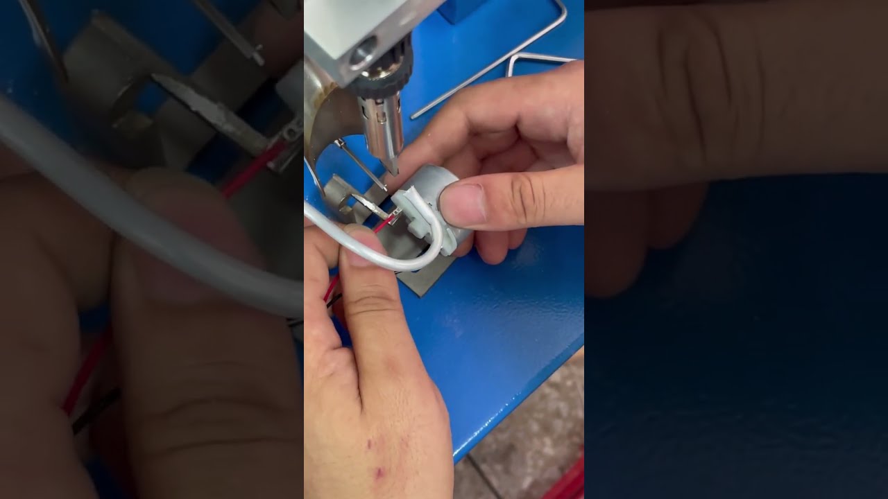 Semi-automatisk loddeapparat i aktion – ægte optagelse af maskinens navn #fabrik #maskine