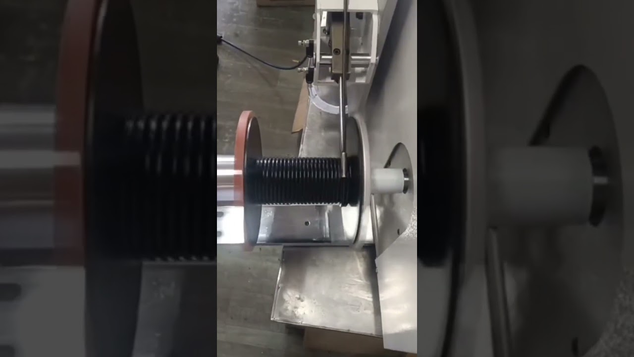 Automatisk maskine til præcis meteroptælling, tværflytning, skæring og oprulning af gummistrimler #fabrik #maskine