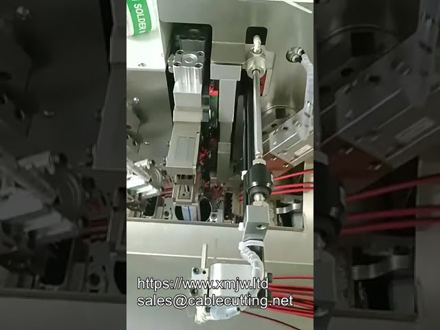 Automatisk kabeltilførselsmaskine med fire-akset afviklingsrulle til effektiv produktion