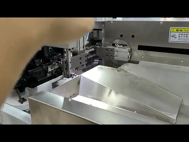 Fuldautomatisk maskine til skæring, afisolering og crimping af flade båndkabler i begge ender
