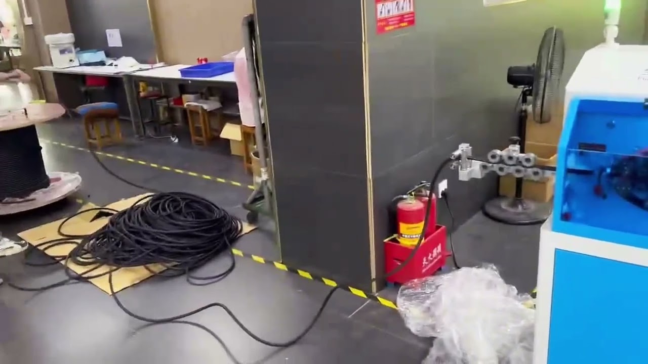 Multifunktionel stor firkantet kabelafisoleringsmaskine – ægte optagelse i aktion