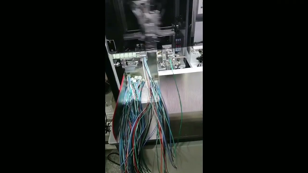 Automatisk maskine til afisolering, snoing, fortinning og terminalkrimpning