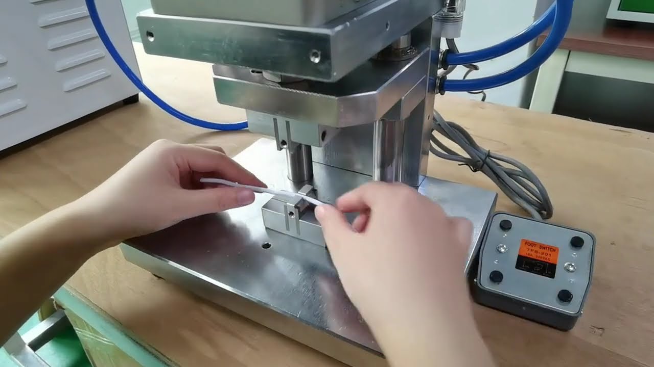 Semiautomatisk midterafisoleringsmaskine – præcis og effektiv afisolering af ledningens midterdel