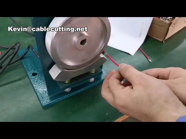 Halvautomatisk roterende wire-afisolerings- og snoingsmaskine