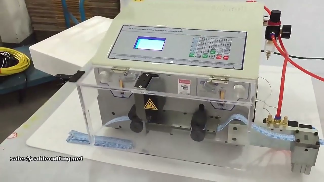 Automatisk trådarrangering, distribution og afisolering af elektroniske ledninger