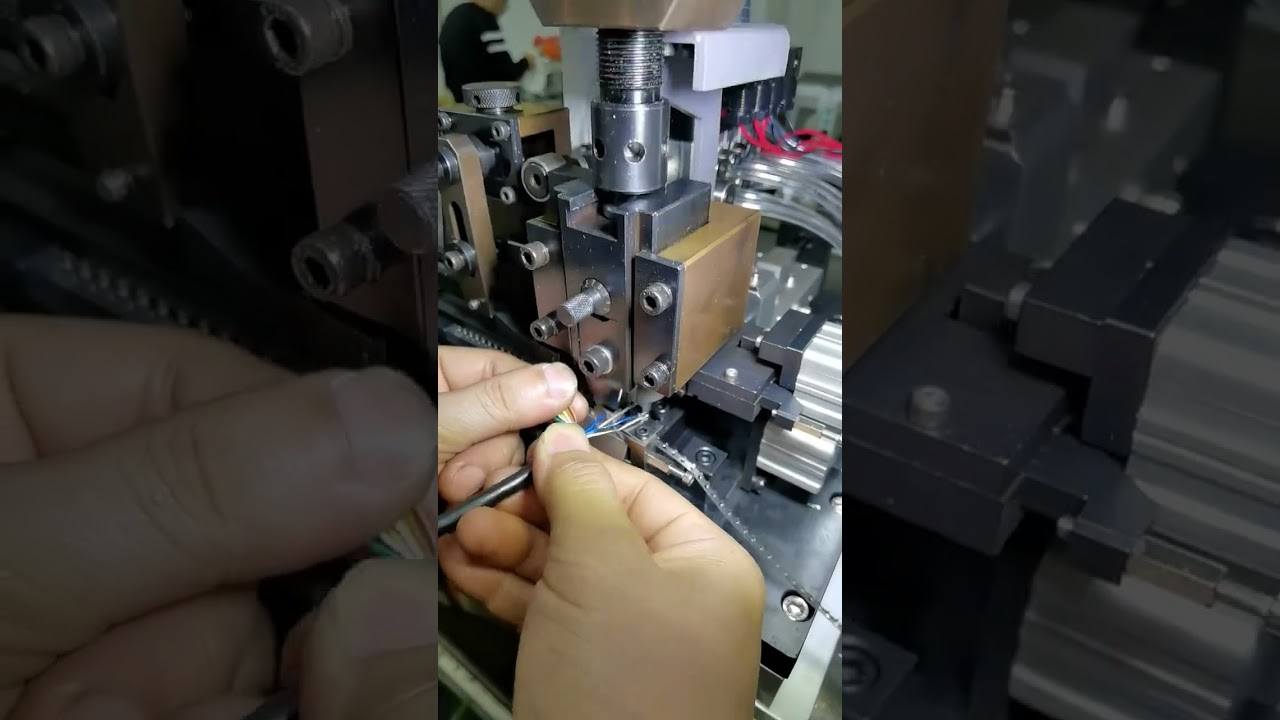 Afisoler ledningsender og crimp terminaler på én gang – effektiv fabriksmaskine #fabrik #maskine
