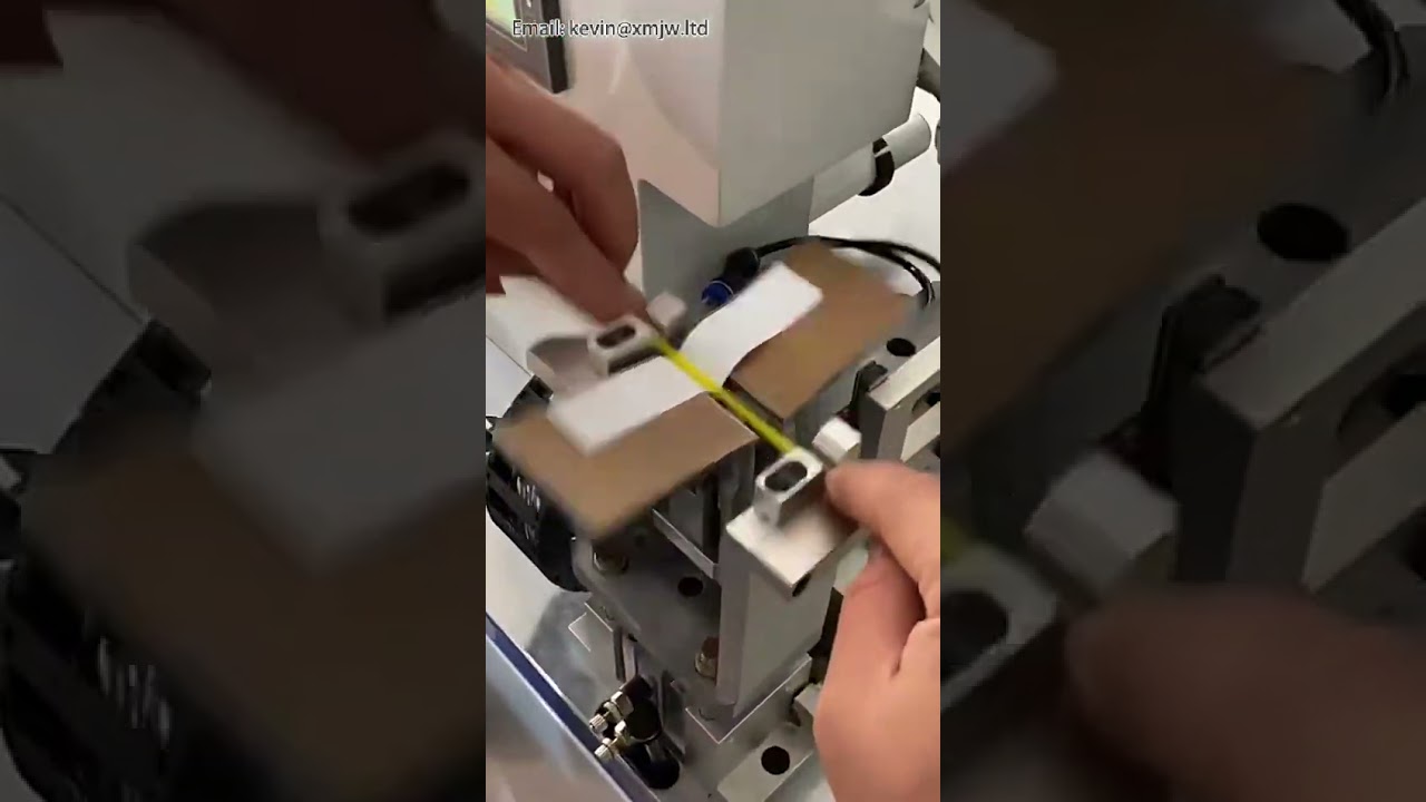 Automatisk kabelmærkningsmaskine til ledningsnet | Sticker-påføring og tapning/foldning