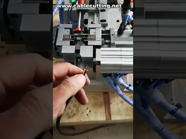 Multifunktionel pneumatisk automatisk trådskærings- og afisoleringsmaskine