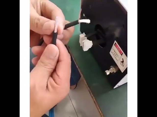 Professionel halvautomatisk maskine til børstning og snoning af elektronisk ledningskabelskjold (1-8 mm)