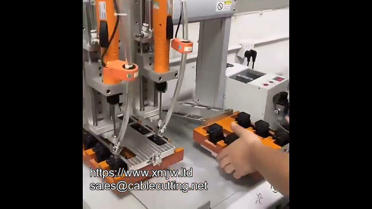 Automatisk spændefastgørelse med blæse- og sugeskruetilførsel – 4-akset robot til husholdningsapparater